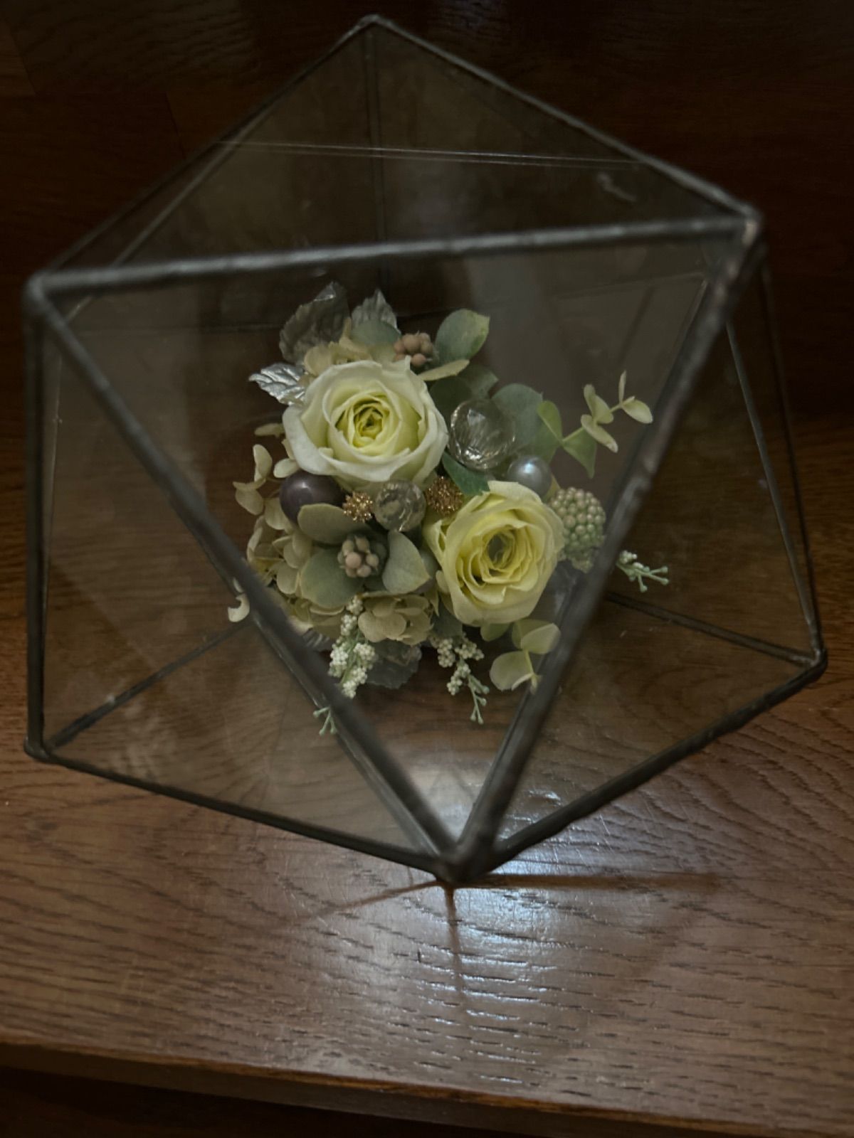 プリザーブドフラワー 黒ネコとレインボーローズドームアレンジ 送料