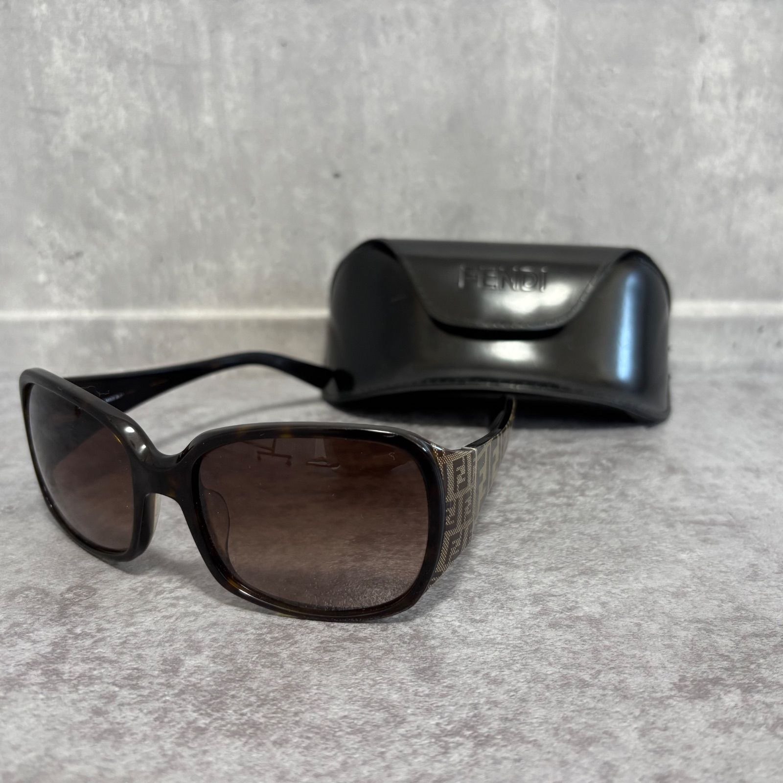 FENDI フェンディ サングラス ブラック ケース付き 【美品】 FENDIブラックフレーム サングラス ケース付き