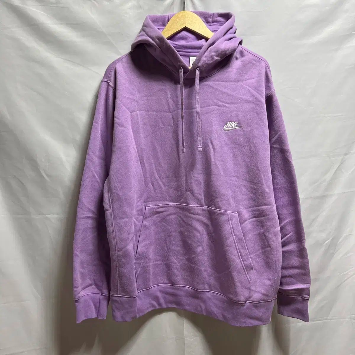 純正品/ 2XL Nike(ナイキ） スウッシュ クラブ 裏起毛 藤色の フード付きTシャツ