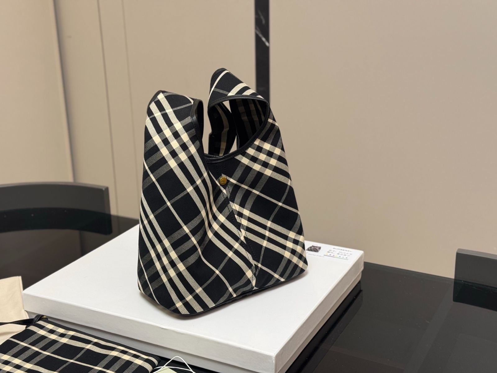 今日 Burberry HOBO バケットバッグ サイズ 26×22cm カラーバリエーション豊富 送料無料 今の在庫はセール価格