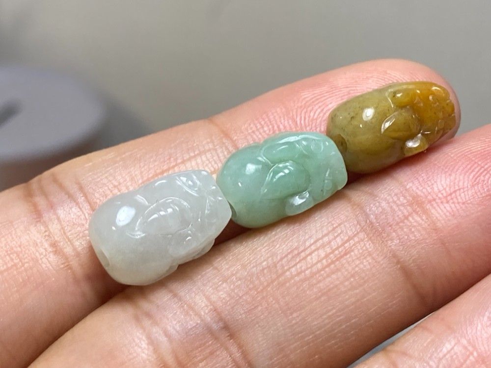 RS8-193 通穴 貔貅 白瓷 薄緑 黄色 本翡翠 ミャンマー産 A貨 財布貔貅  