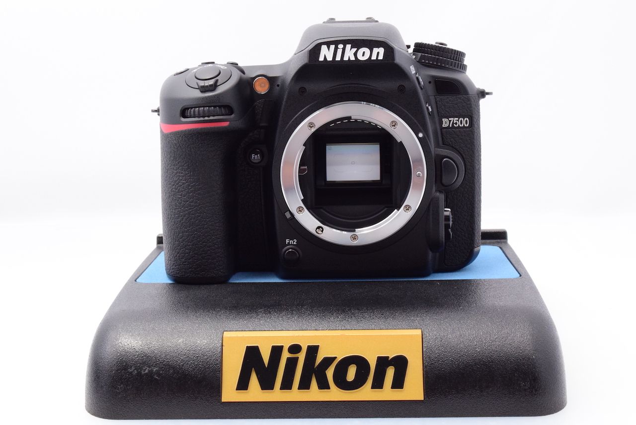 一眼レフ】ニコンD7500美品レンズ付き！ Nikon D7500 美品 本体と外箱、