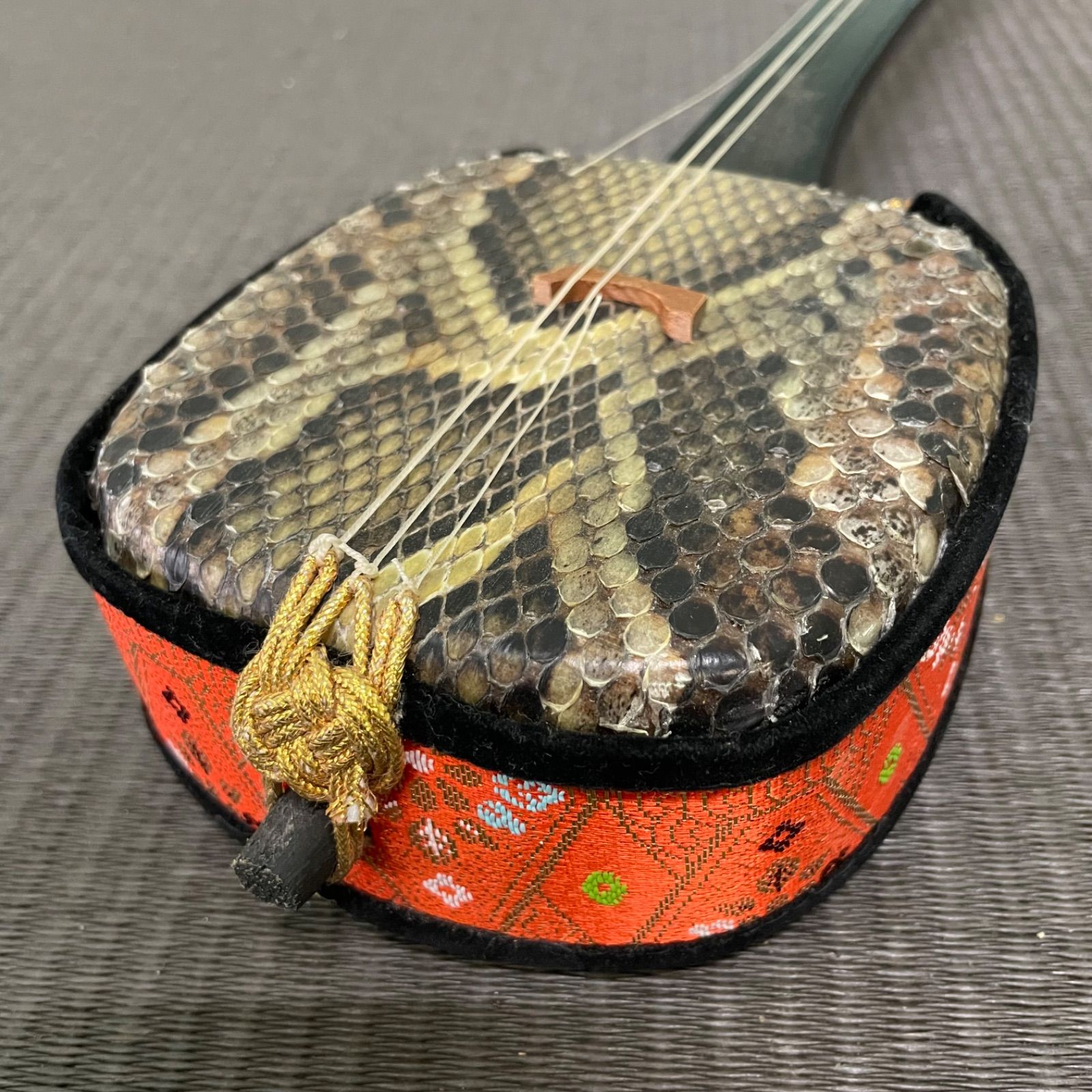 ♭ 沖縄三線 蛇皮線 本皮 蛇皮 三味線 本蛇皮 民族楽器 - メルカリ