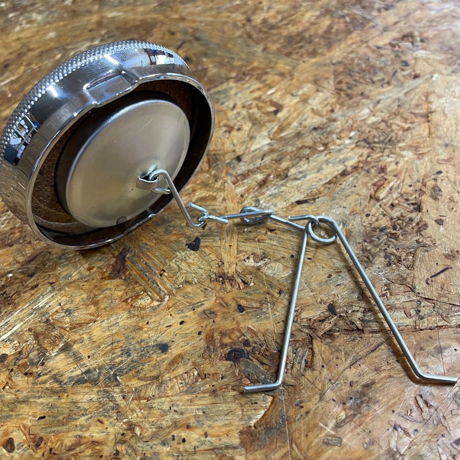 ワッセル タンクキャップ チェーン付 トライアンフ フラット トップ 英車 BSA Triumph ビンテージ norton 82-3220 WW72045