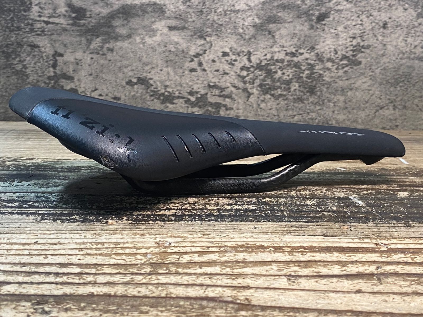 JG045 フィジーク fizik ANTARES R1 regular サドル カーボン