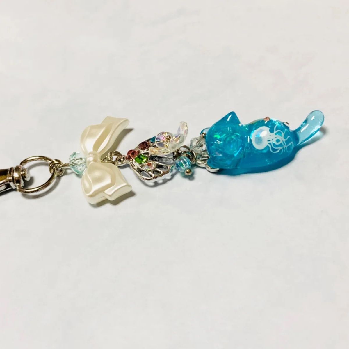 ハンドメイド リボン&シェルとレジンじゃれ猫(セルリアンブルー 