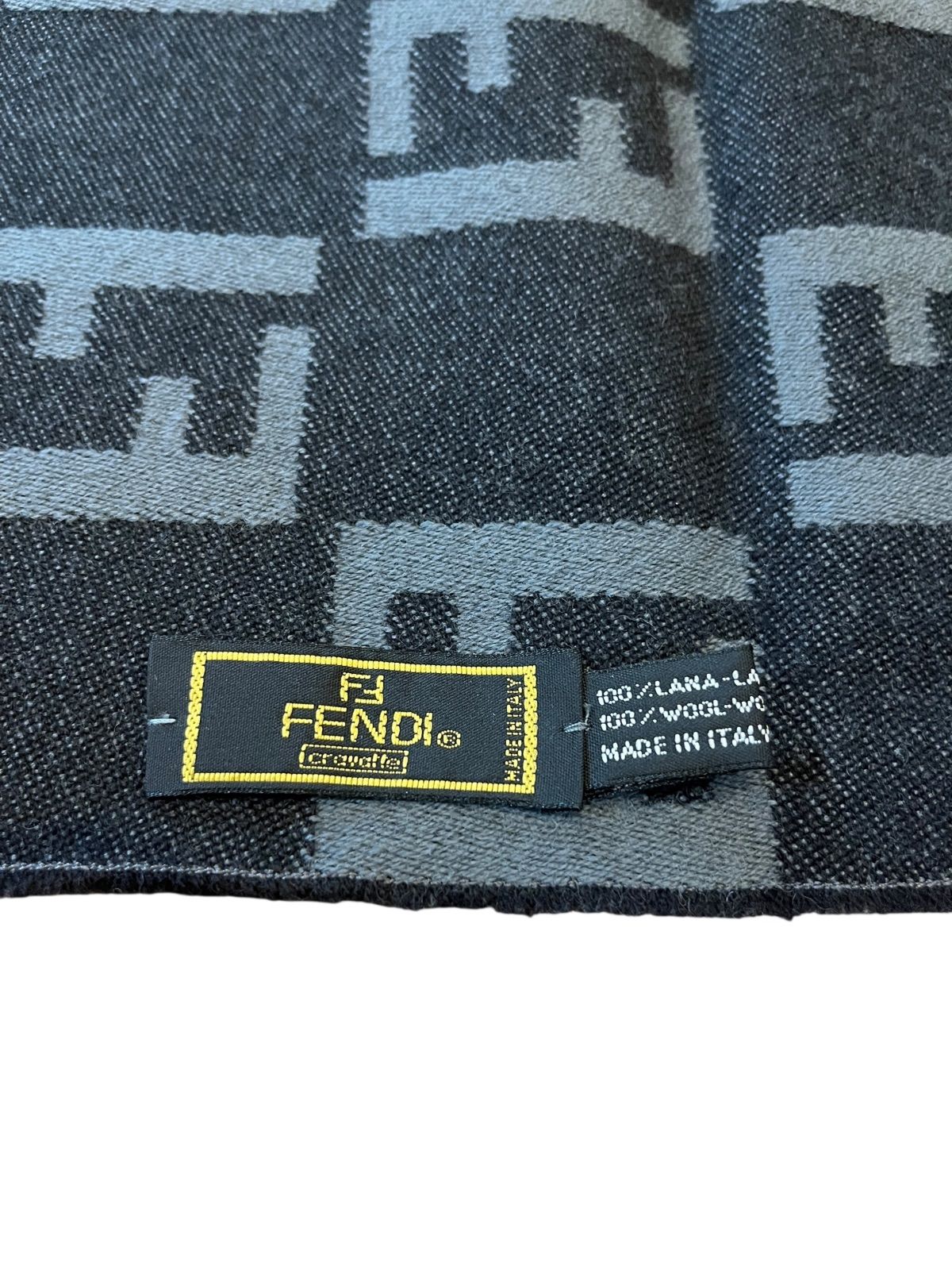 フェンディ　ロゴ　マフラー 　ブルー　グレー FENDI フェンディ マフラー ロゴ グレー×ブラック メンズ - メルカリ