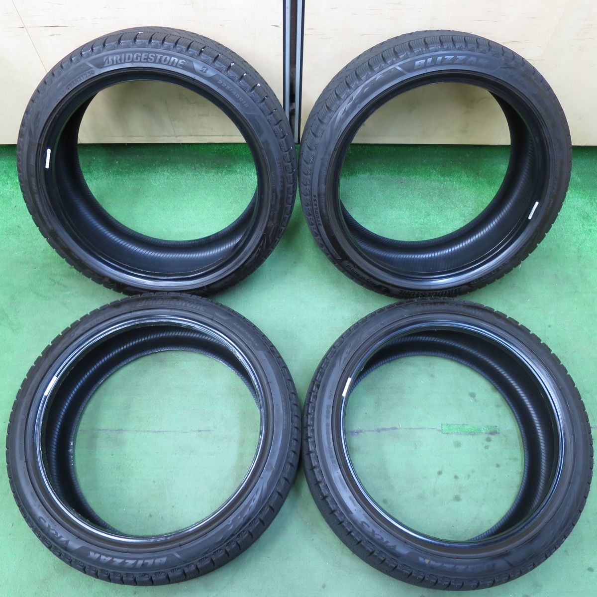 送料無料] バリ溝！23年！9.5分以上☆スタッドレス 225/40R18