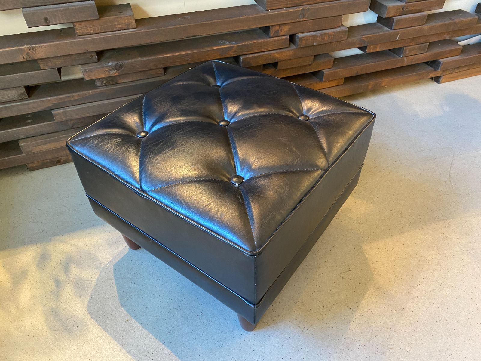 美品　カリモク60　Kチェア　オットマン　スタンダードブラック　 モダンスツール カリモク60 オットマン スタンダード ブラック スツール Kチェア 美品