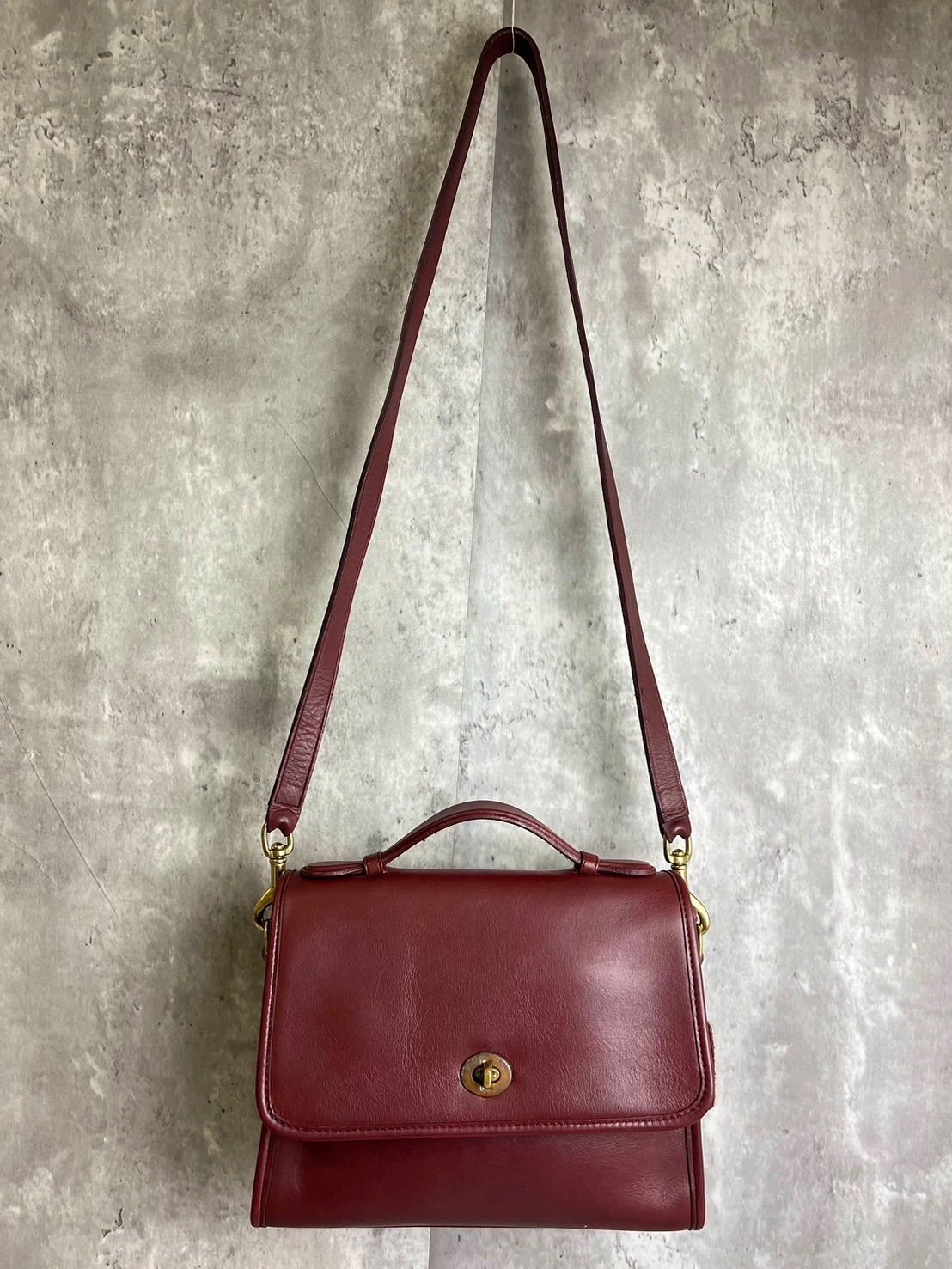 ✨良品✨ OLD COACH オールドコーチ 2way コートバッグ ショルダーバッグ ハンドバッグ コートバッグ ターンロック ゴールド金具  ロゴ型押し グラブタンレザー 肩掛け 斜め掛け レディース ボルドー 濃赤色|mercariメルカリ官方指定廠商|Bibian比比昂代買代購