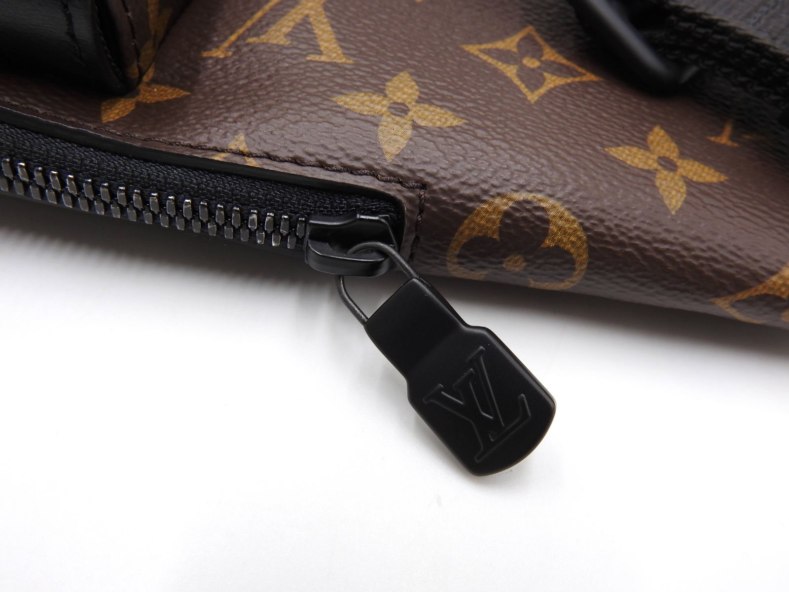 【YONEX】定価22,000円　カシミヤニット　ベスト　ロゴ刺繍　茶色　LL YONEX】定価22,000円 カシミヤニット ベスト ロゴ刺繍 茶色 LL