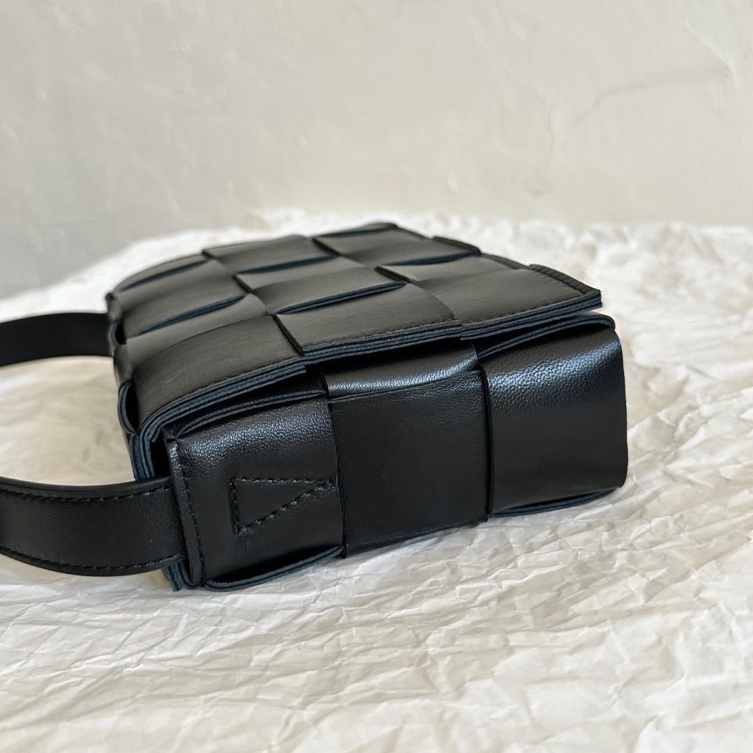 ★送料込★Bottega Veneta  カセット ショルダーバッグ BOTTEGA VENETA ボッテガヴェネタ ショルダーバッグ CASETTE