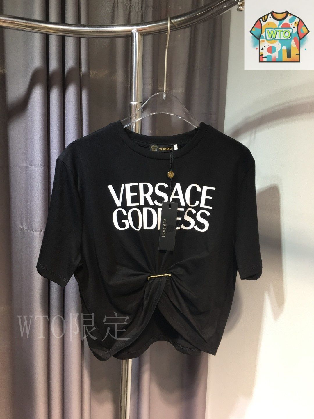 Versaceヴェルサーチ ロゴプリントＴシャツ ウエストクロス セーフティピン 今日WTO】VERSACE ヴェルサーチ ロゴ字母ピン?結び飾り 褶? 露腰