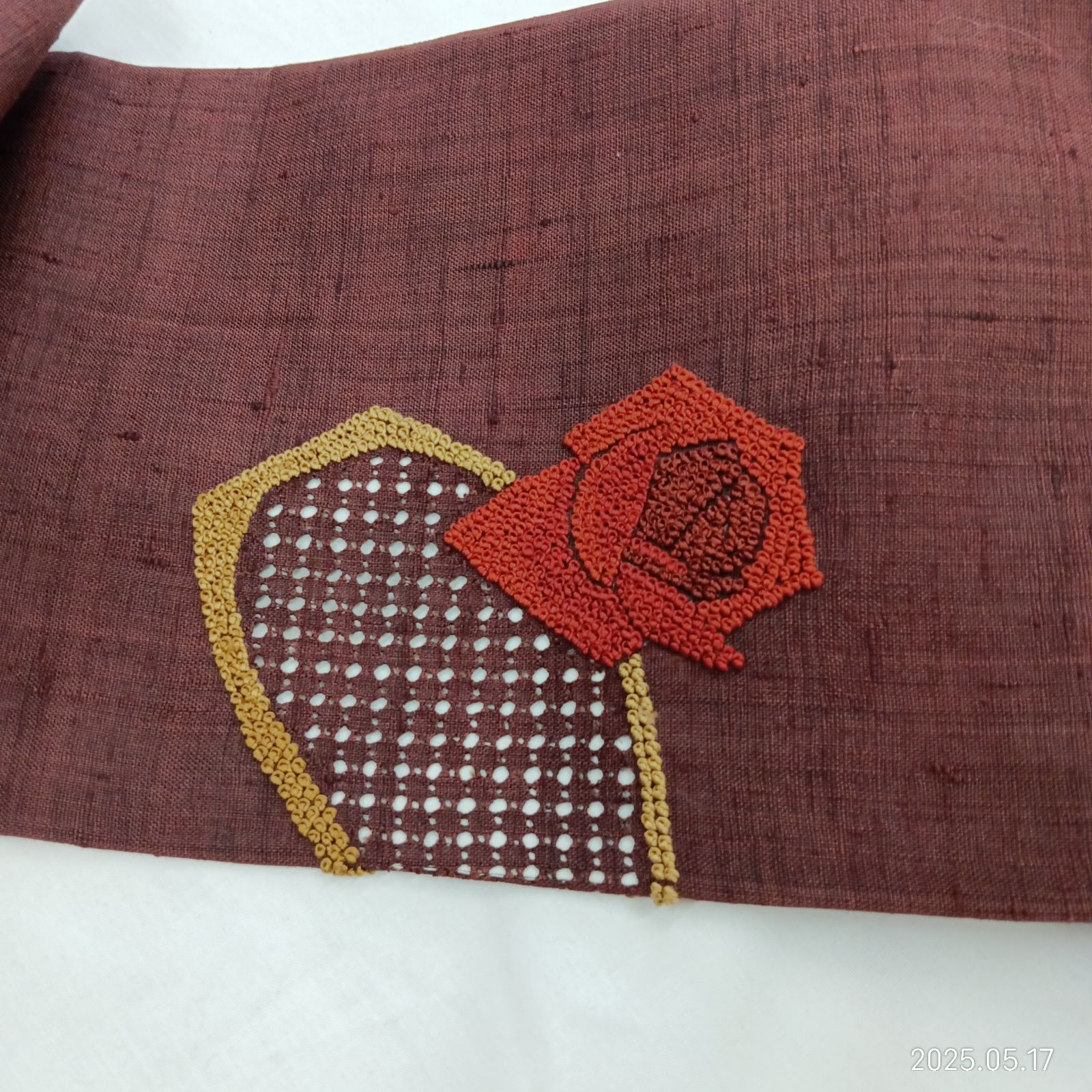 九寸名古屋帯 紬地 汕頭刺繍 相良刺繍 つる薔薇模様 お太鼓柄 正絹