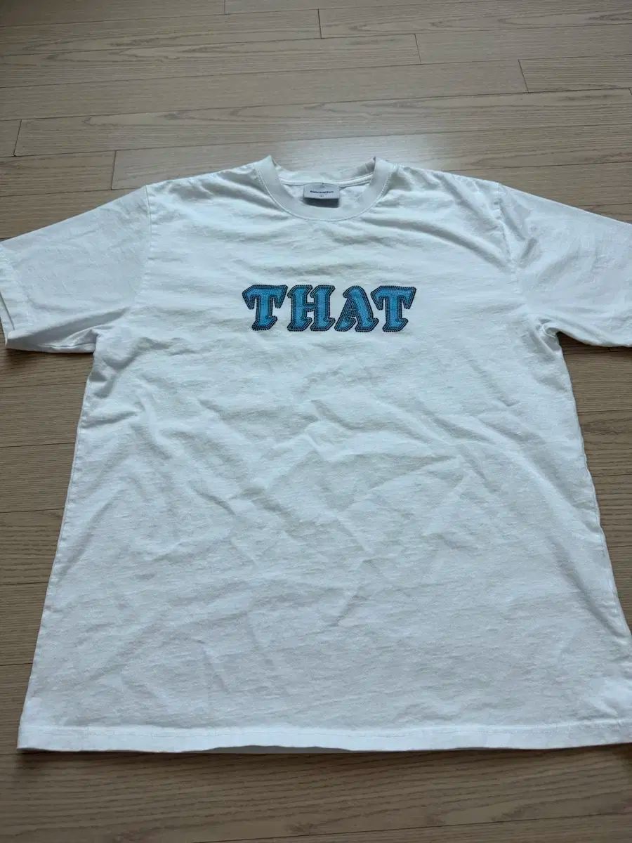 L thisisneverthat(ディスイズネバーザット) タイル ロゴ 半袖 白 thisisneverthat Tシャツ 丸首 半袖 プリント ロゴ S 青