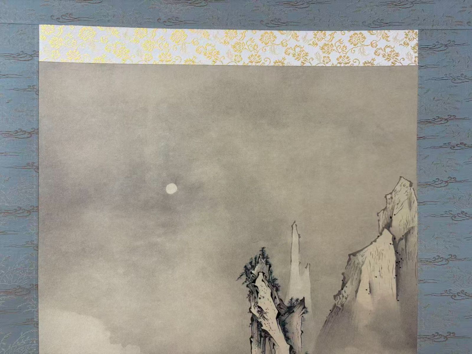 掛け軸 狩野芳崖 山水 絹本 名品 複製 希少 軸装 茶道具 掛軸 美品 です。 掛け軸 狩野芳崖 山水 絹本 名品 複製 希少 軸装 茶道具 掛軸 美