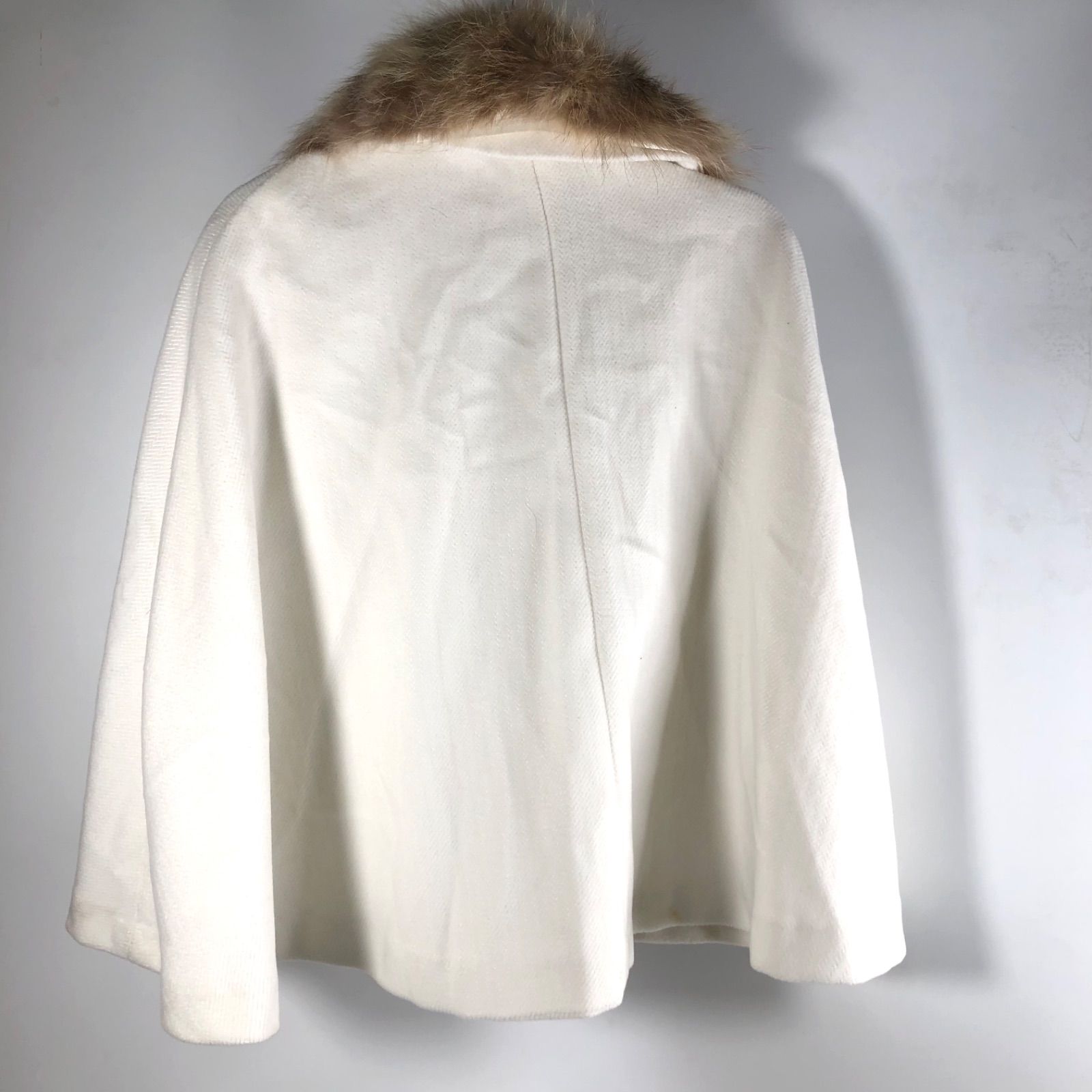 A0924-19-8 CECIL MCBEE セシルマクビー ラクーンファー レディースポンチョ 白いジャケット Mサイズ 冬 着丈61cm