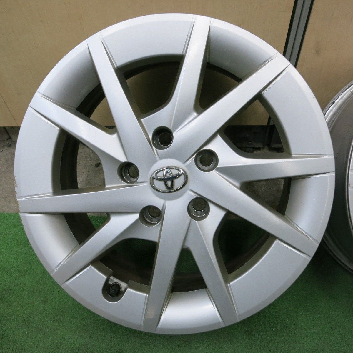 プリウスα 純正16インチ