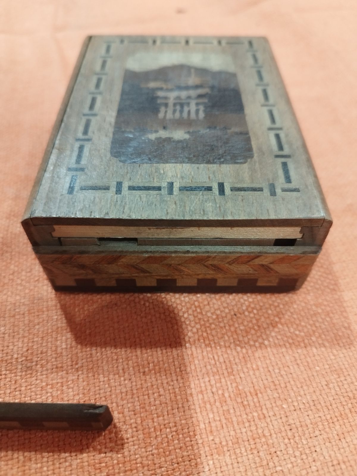レトロなからくりボックス　美品 昭和レトロ 良品】箱根寄木細工 秘密箱（からくり小箱）宮島