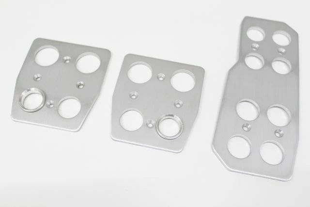 アルミペダル MT 汎用 取り付け方 2WAY 穴あけ 穴あけ不要 両取り付け金具付属 汎用 ペダルカバー アクセル ブレーキ クラッチ 車 クルマ 自動車 マニュアル ミッション 高品質 カスタム 内装 