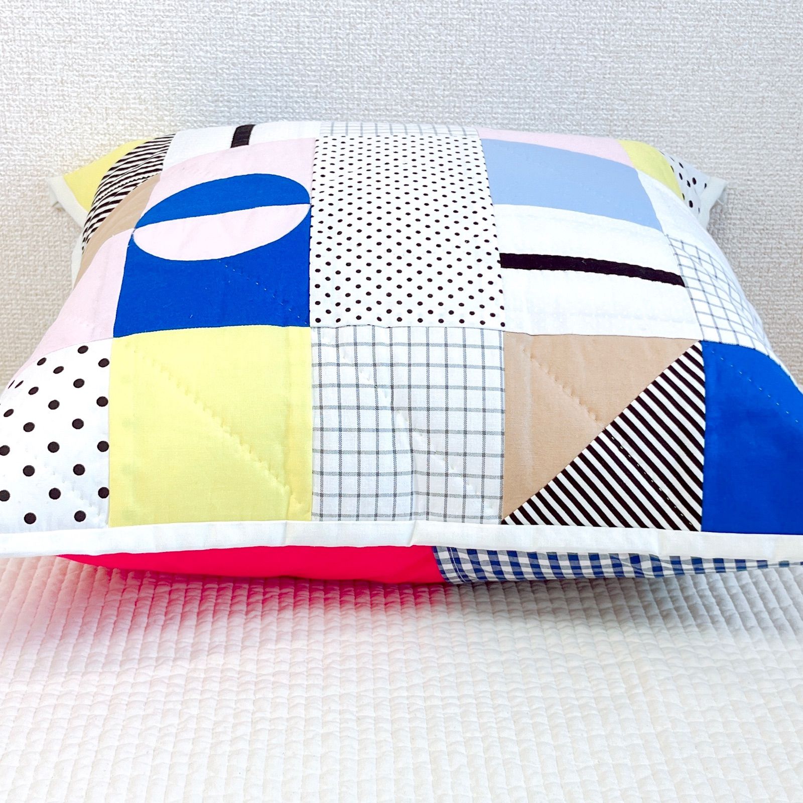 パッチワークキルトのクッションカバー 45cmサイズ KIKAGAKUMOYOU①