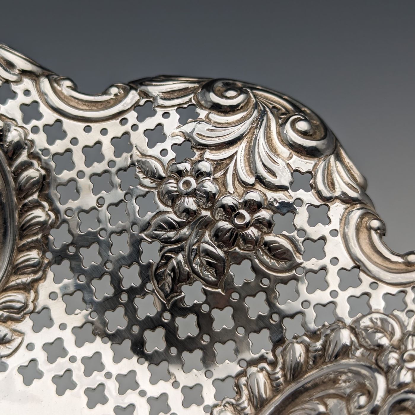 1895年 英国アンティーク 純銀製 花装飾 ディッシュ 111g James Dixon ＆ Sons 1895年 英国アンティーク 純銀製 花装飾 ディッシュ 111g James