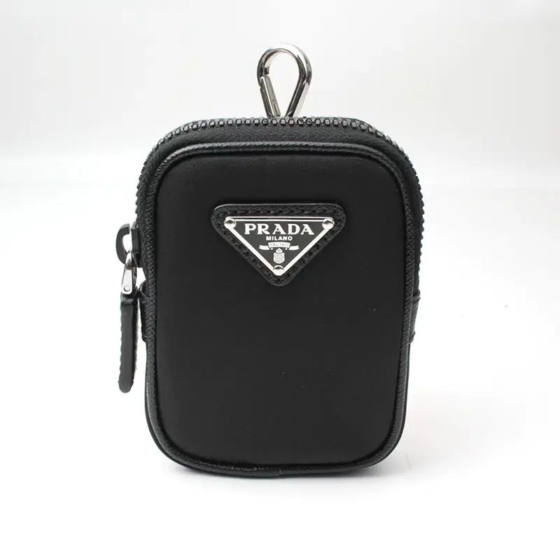 卍 PRADA