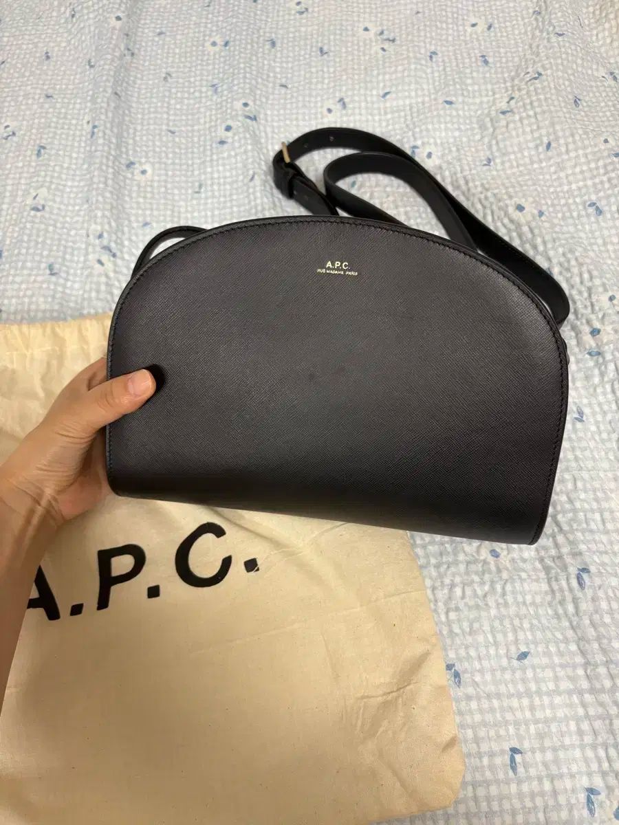 A.P.C(アー・ペー・セー) ハーフムーン クロスバッグ - メルカリ
