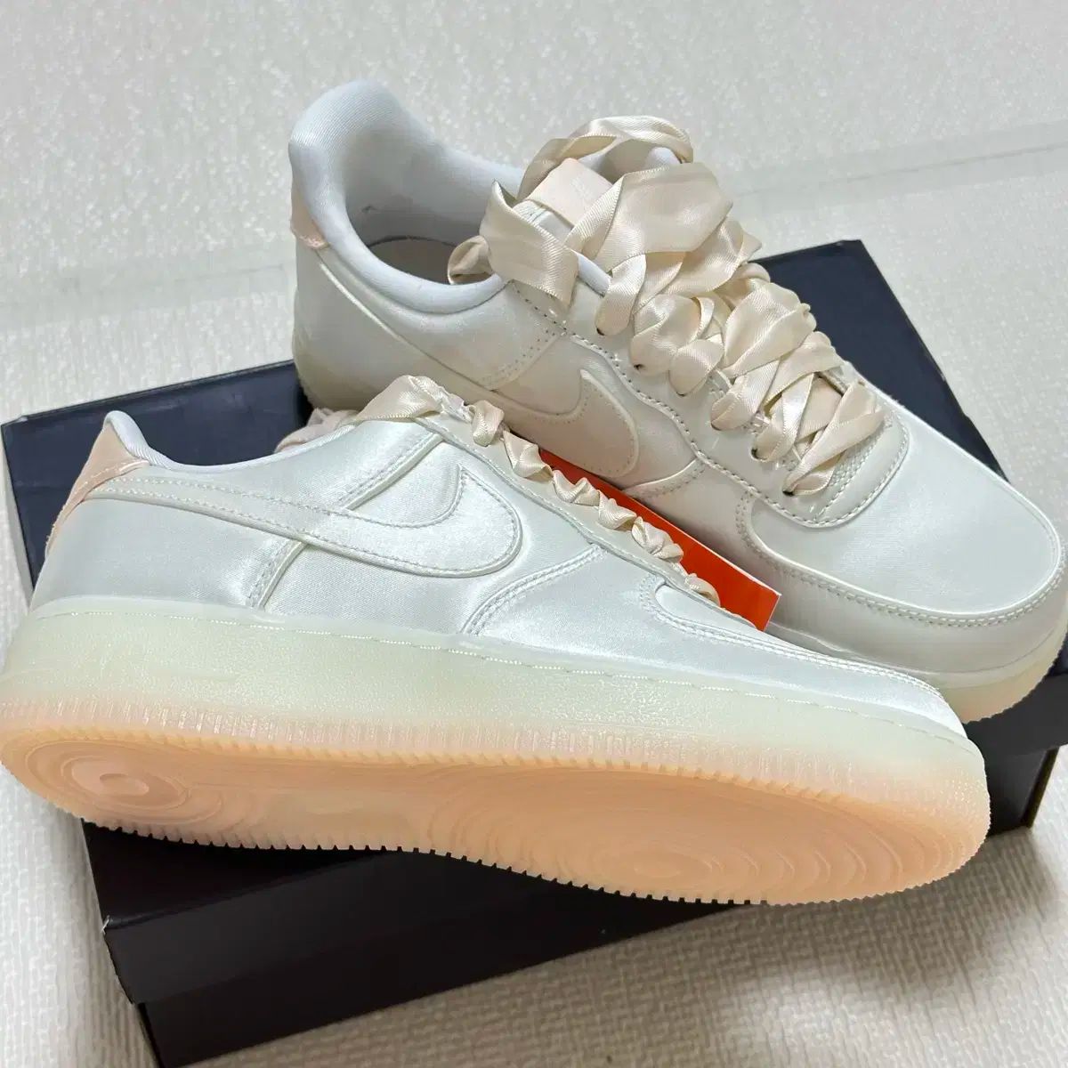 NIKE(ナイキ) エア フォース 1 07 LV8 サテン リボン スニーカー