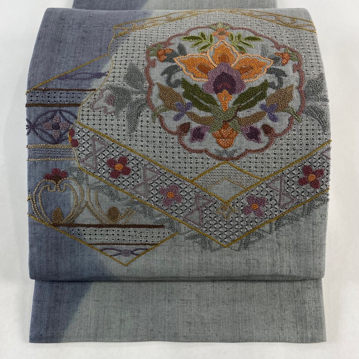 袋帯 美品 秀品 草花 相良刺繍 箔 青灰色 お太鼓柄 正絹 【中古 