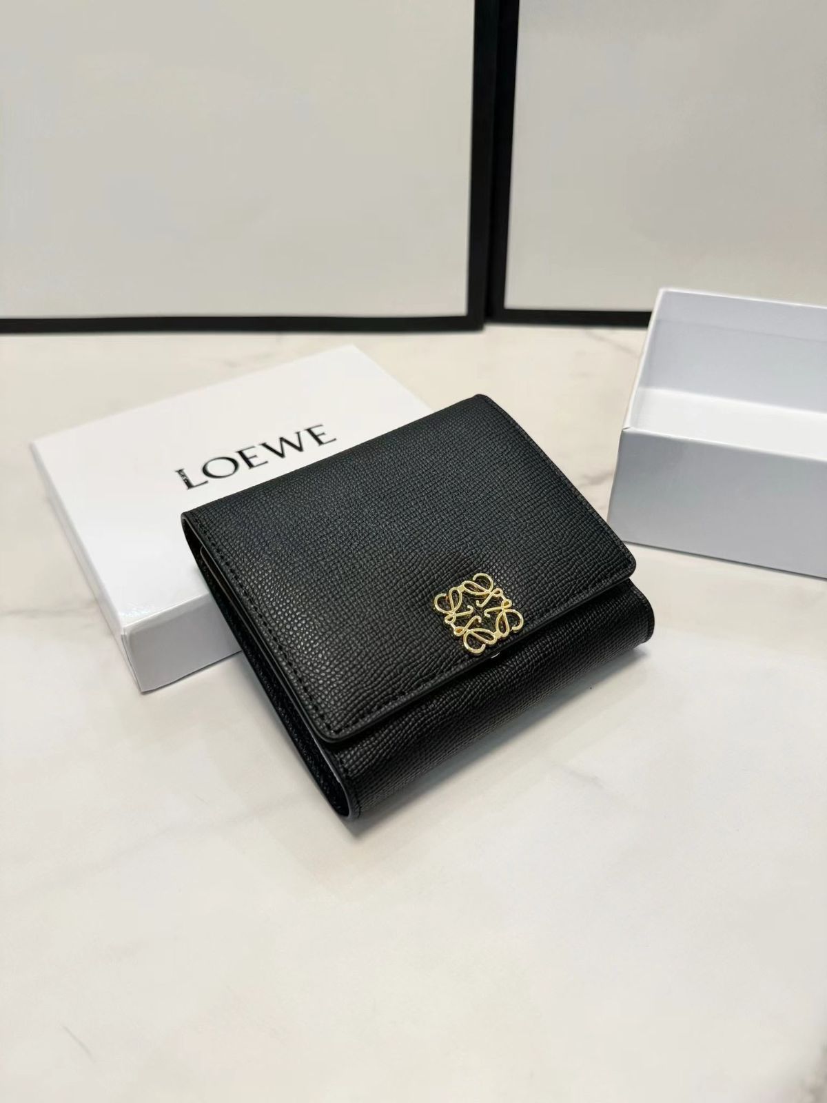 新品未使用Loewe 三つ折り財布