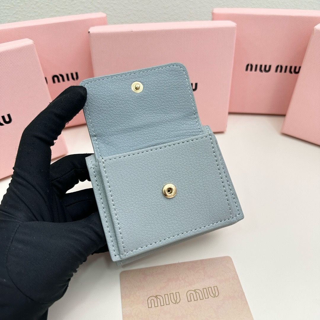 新品 MIU MIU 三つ折り財布 マドラスレザー パール リボン ブルー