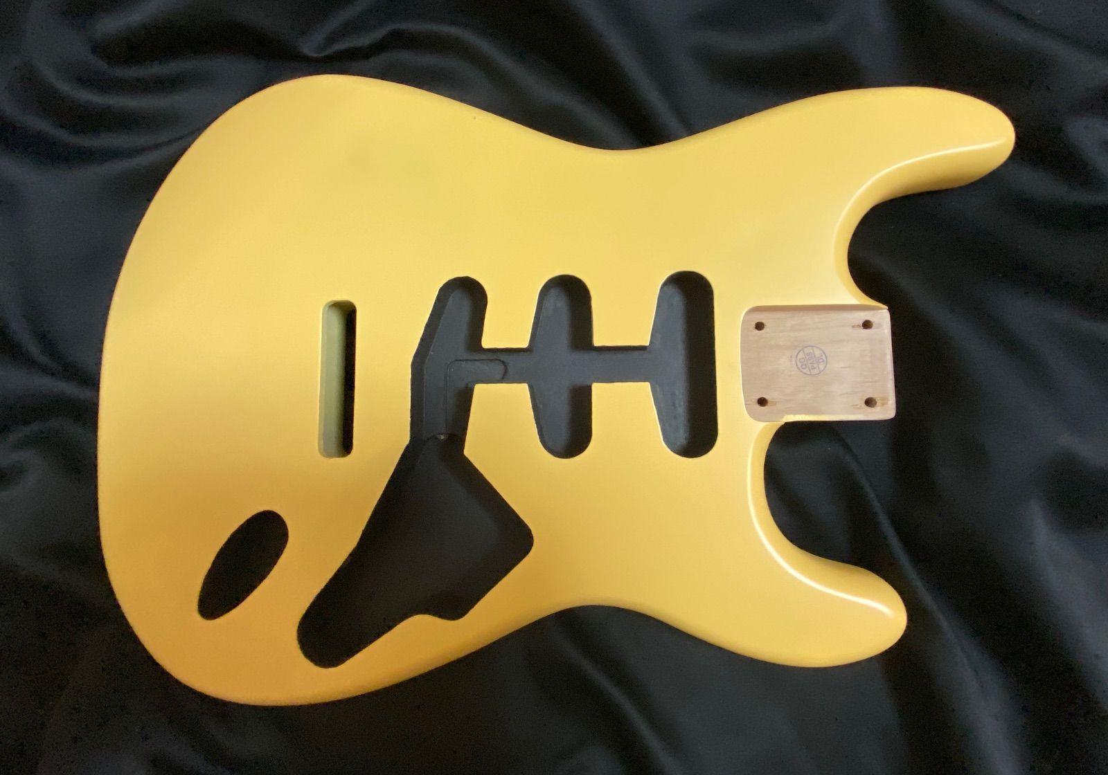 ストラトキャスター ボディSSS No44 デザートサンド サテン塗装  