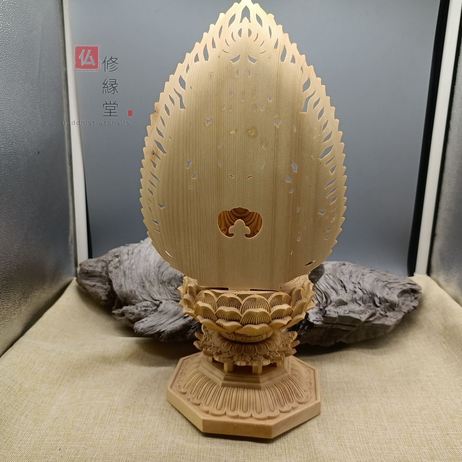修縁堂】木彫り 仏像 観世音菩薩座像 彫刻 一刀彫 天然木檜材 仏教工芸 