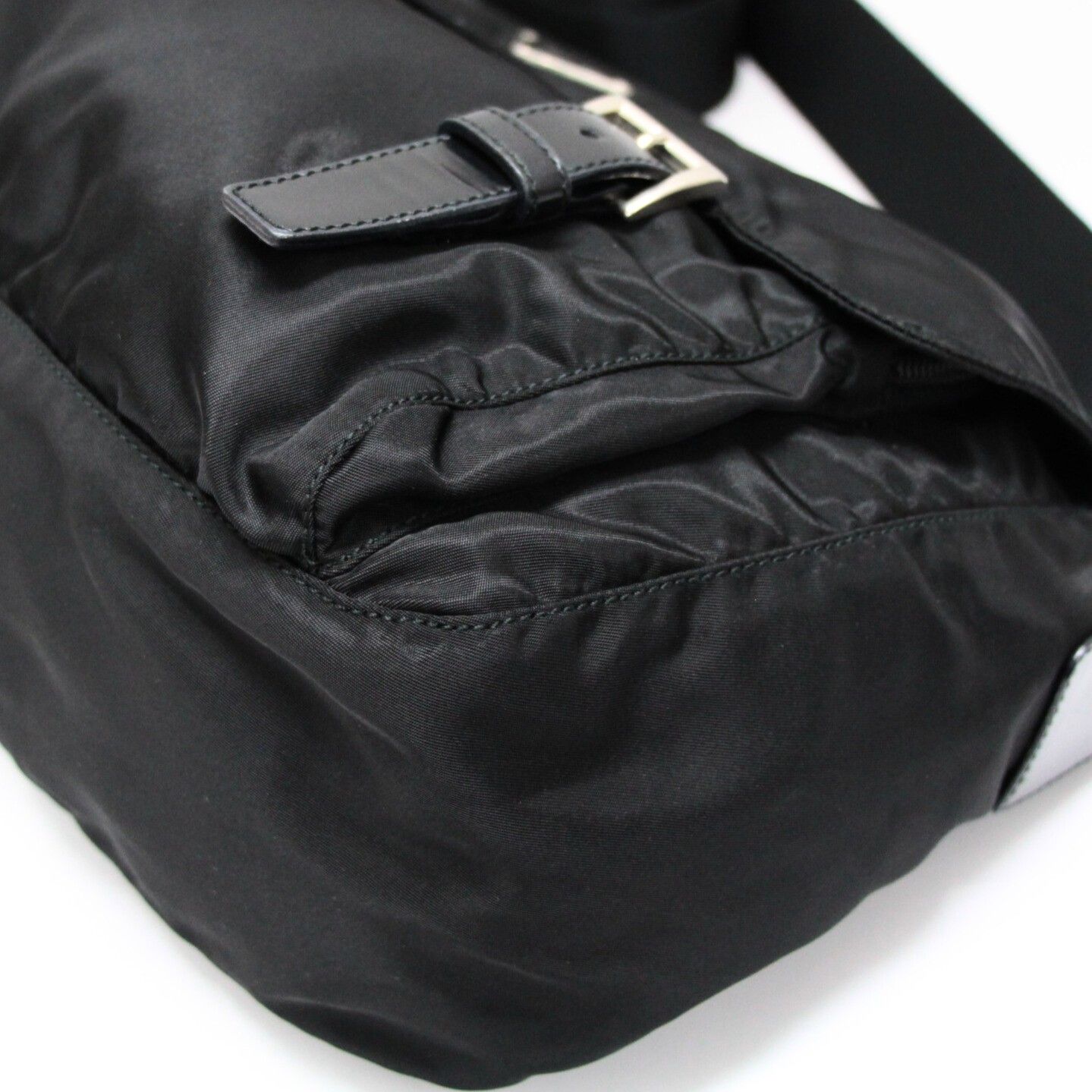 プラダ PRADA 三角ロゴ ショルダーバッグ メッセンジャーバッグ シングルポケット ナイロン 黒 71858