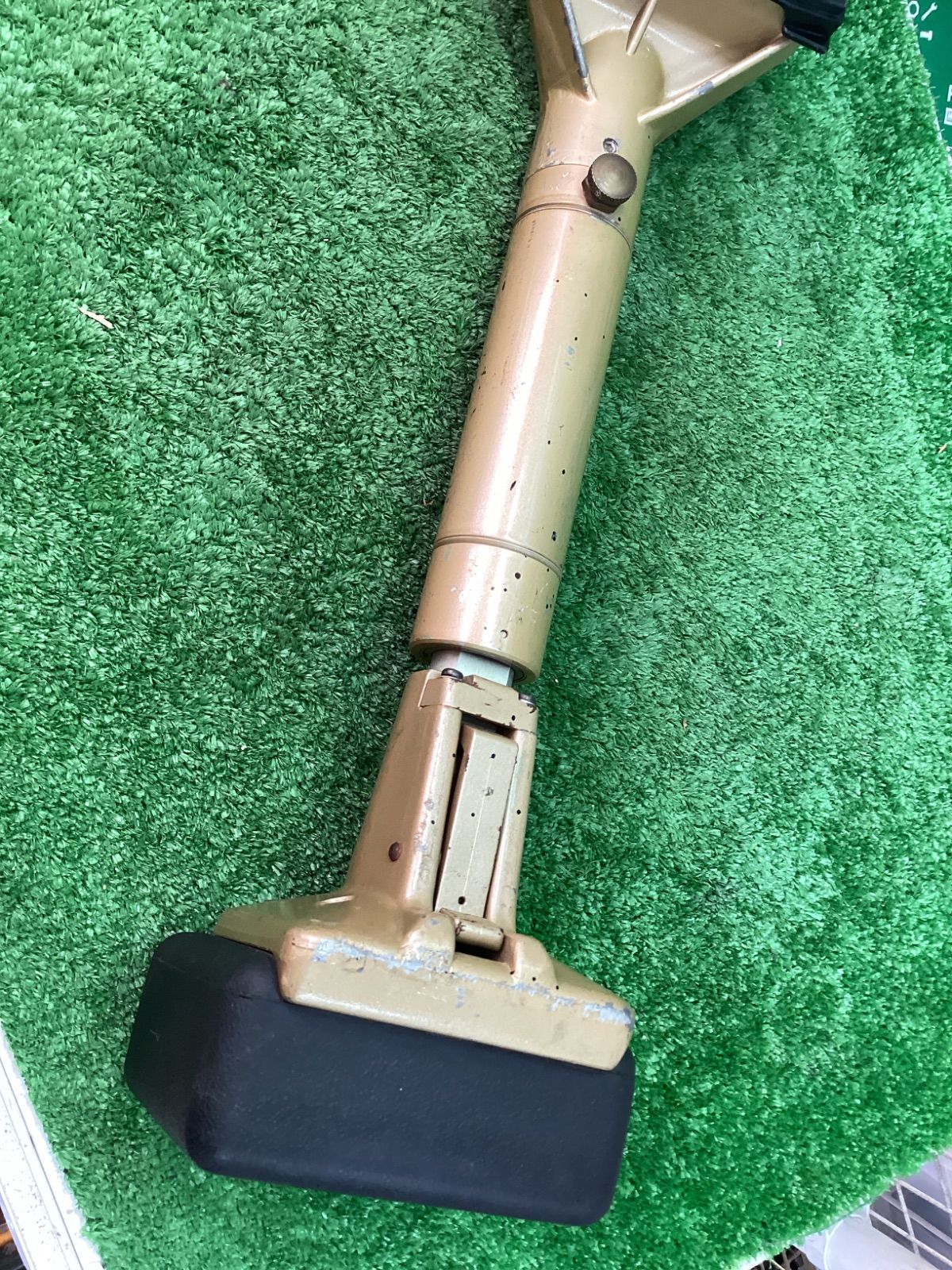 東 ニーキッカー