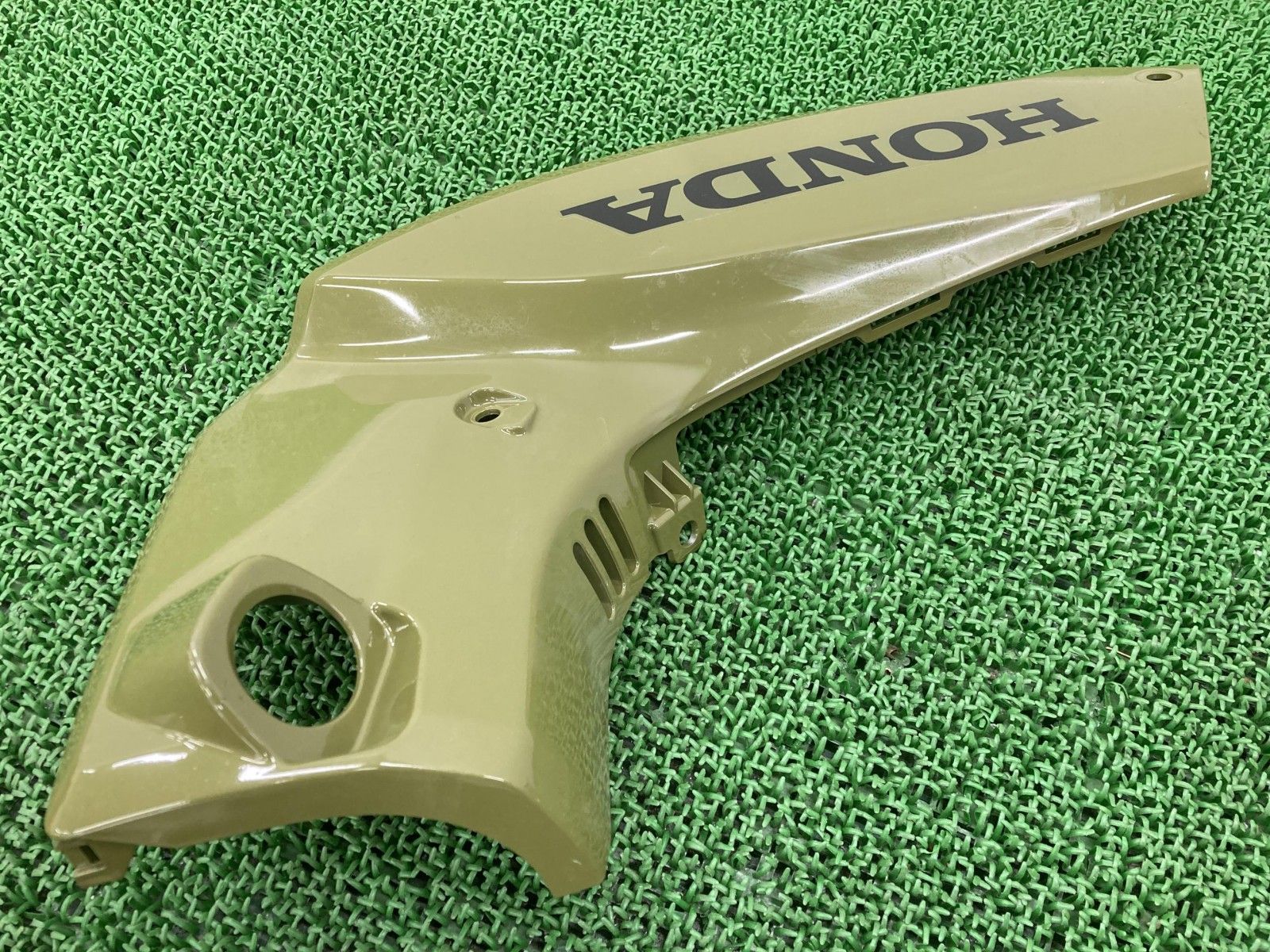 クロスカブ110 サイドカウル 右 カーキ K88 ホンダ 純正 JA45 CrossCub110 CC110 メインパイプカバー 割れ欠け無し 【中古】 39 クロスカブ110 サイドカウル 右 カーキ K88 ホンダ 純正 バイク 部品