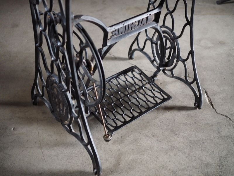 軽井沢彫り天板の鉄脚ミシンテーブル