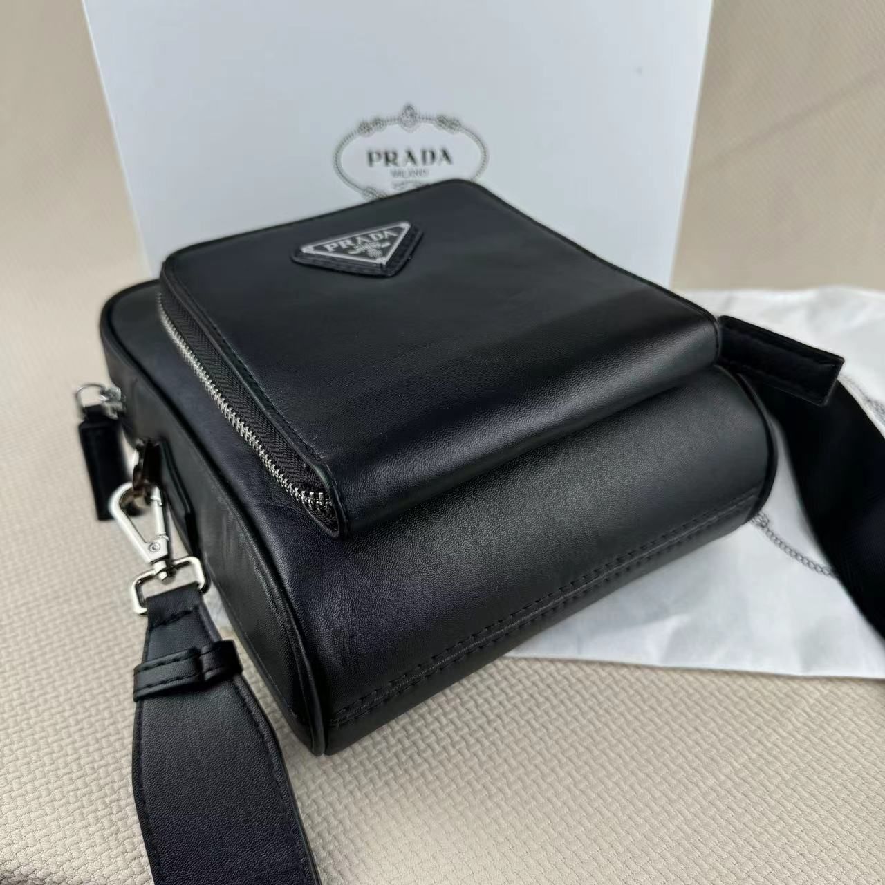 箱付き PRADA プラダ レザー ショルダーバッグ 男女兼用 - メルカリ 