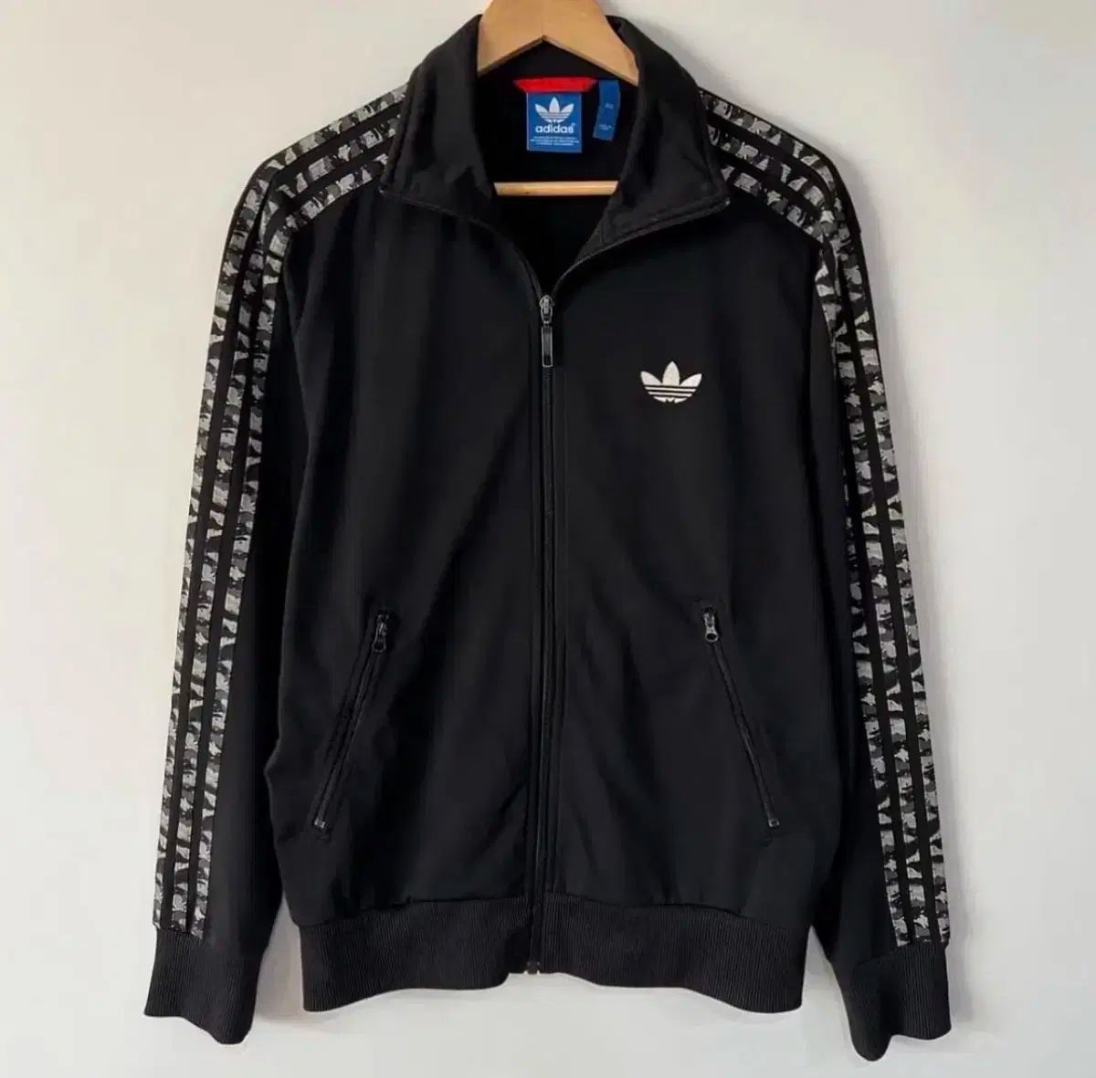 adidas モデル 必須アイテム ブラック カモ ジャージ トラックジャージ