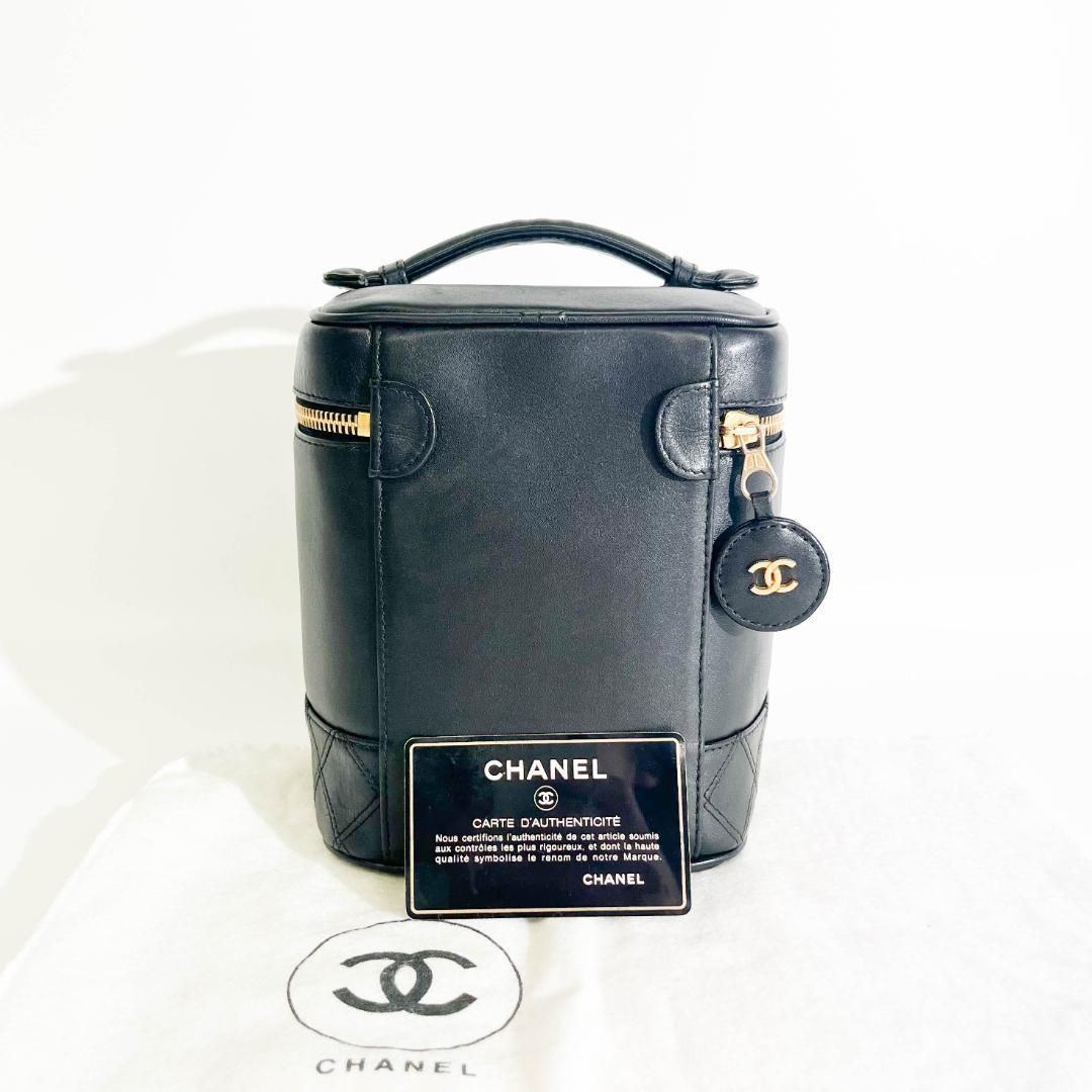 CHANEL 大人気バニティ チェーンバッグ｜合わせやすいネイビー×黒ロゴ 