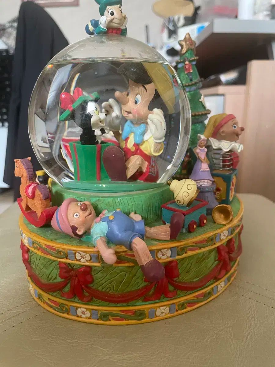 ディズニーストア ピノキオ オルゴール付きスノーグローブ ディズニーストア ピノキオ オルゴール付きスノーグローブ