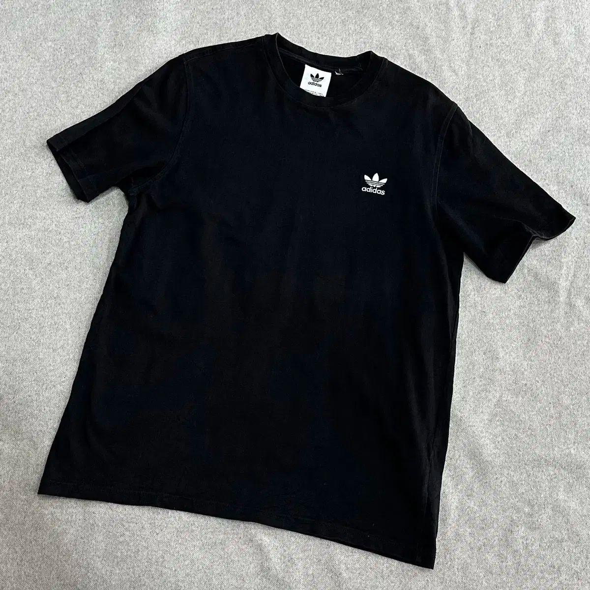 【韓国限定モデル】adidas アディダス トレフォイル　Lサイズ adidas ブラック Tシャツ Lサイズ トレフォイル アディダス