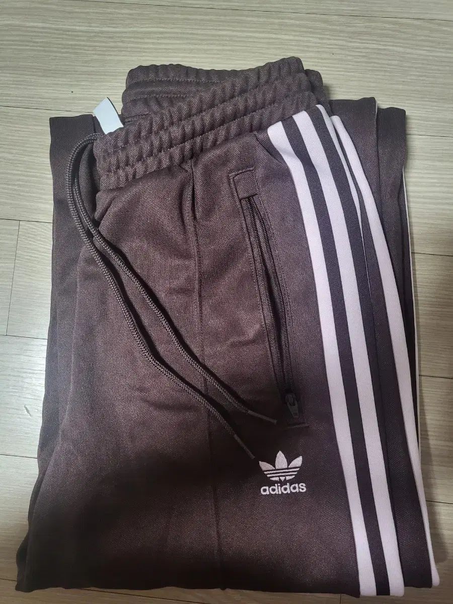 adidas アディダス ザ オリジナルズ BECKENBAUER ベッケンバウアー トラック パンツ 影 茶色