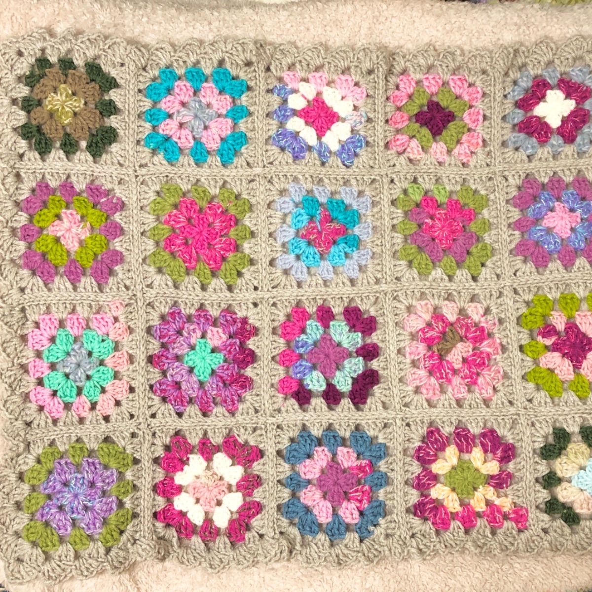 Granny Square☆カラフルな手編みのブランケット B☆《送料込み》 組める