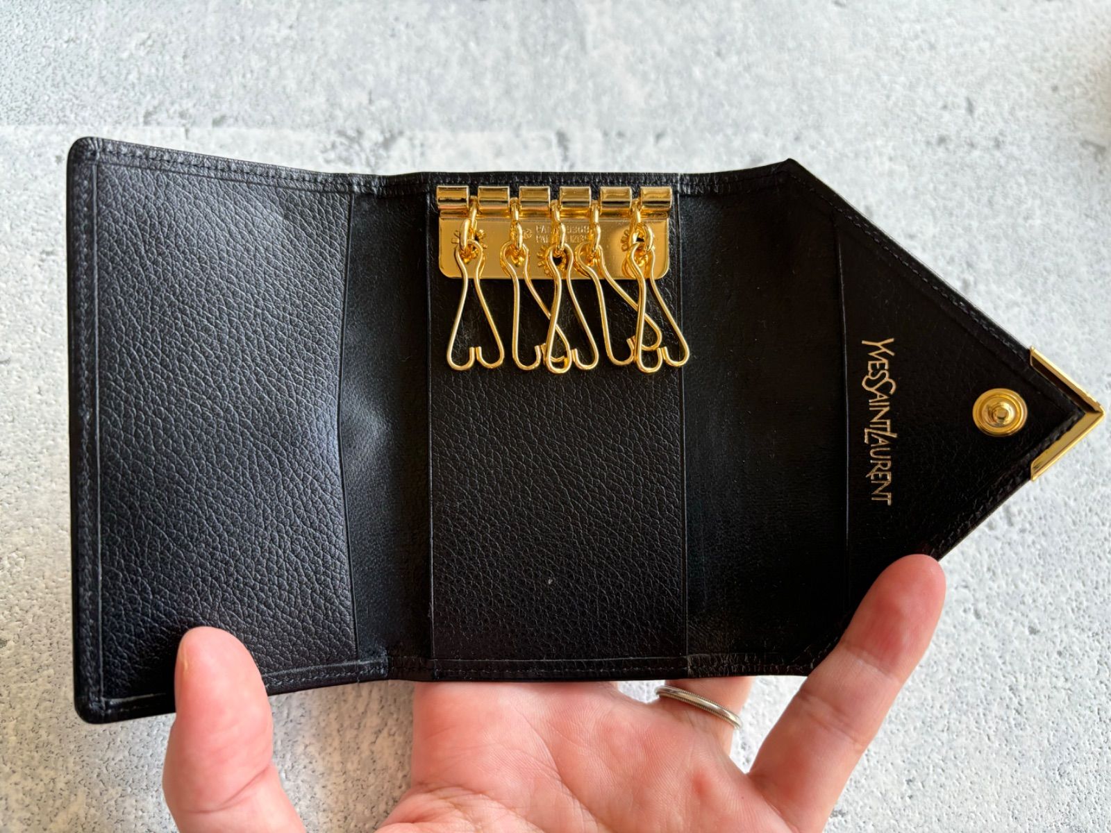 Yves Saint Laurent カサンドラロゴ型押し 三角プレートキーケース 箱