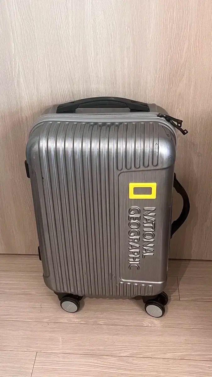 ナショナルジオグラフィック ケース【メタリックシルバー】 NATIONAL