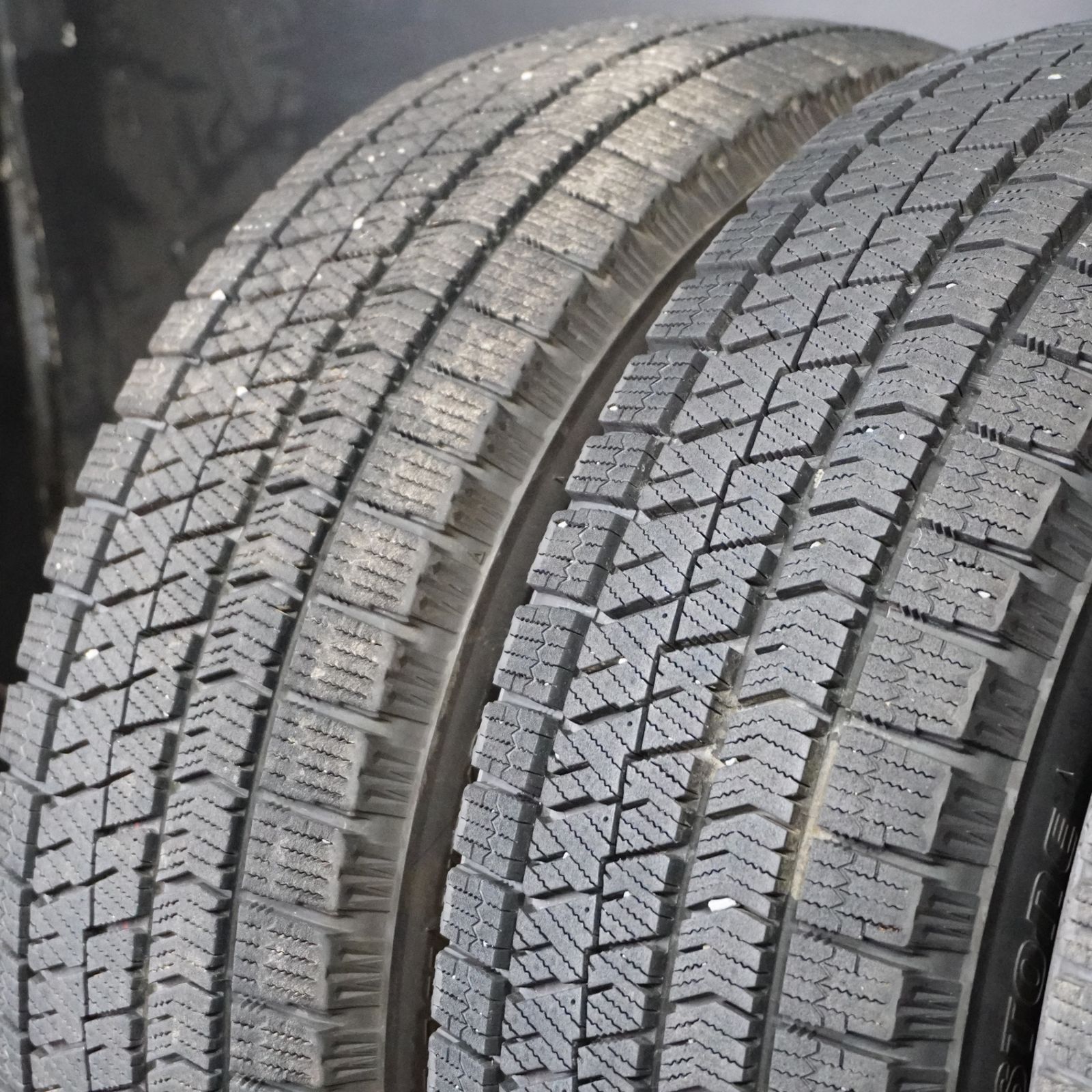 プリウス等24年製バリ山195/65R15 VRX2 ブリヂストンスタッドレス ブリザック VRX2 良品 プリウス 195/65R15 2024年超バリ山