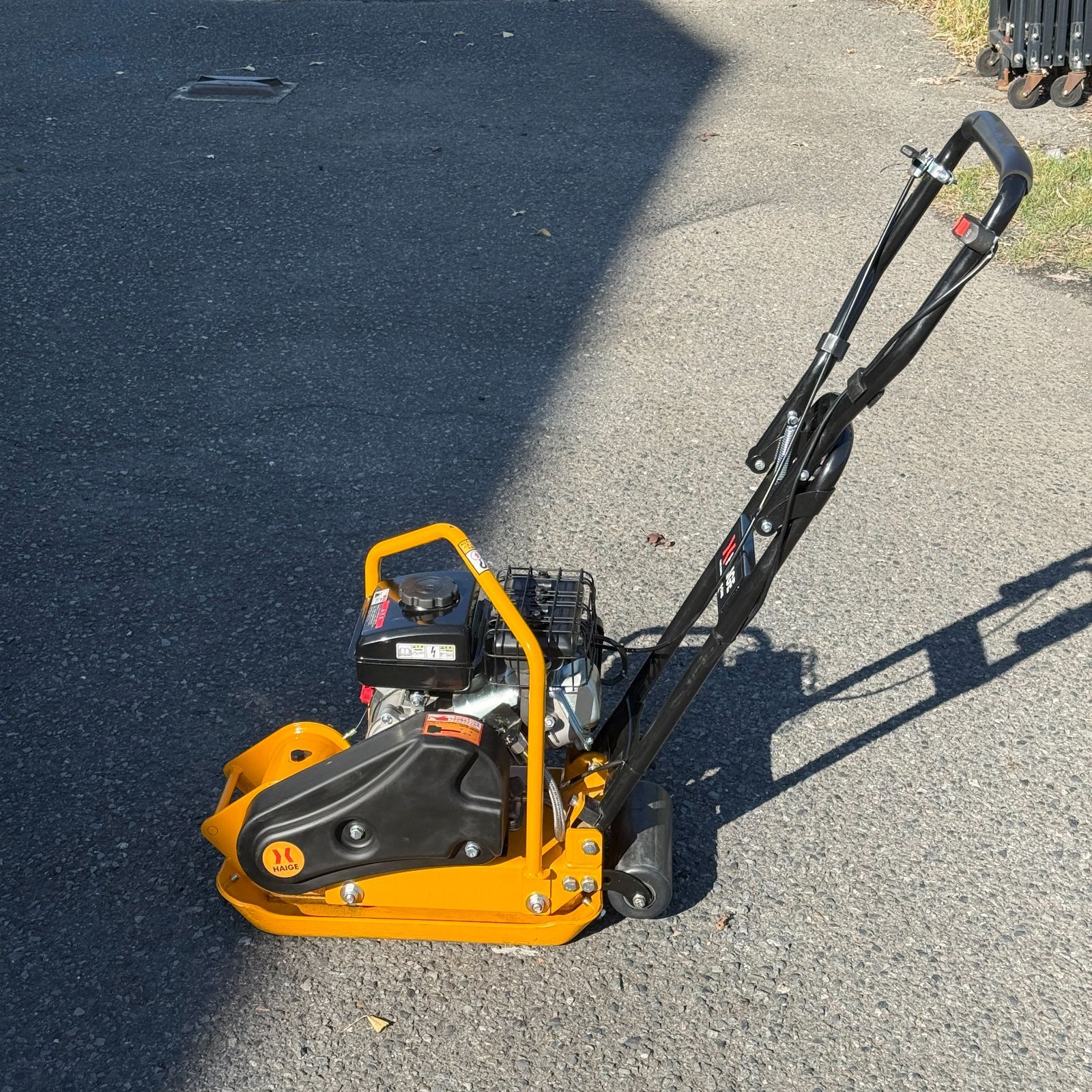 デモ機】 プレートコンパクター エンジン式 転圧機 幅狭プレート振動 
