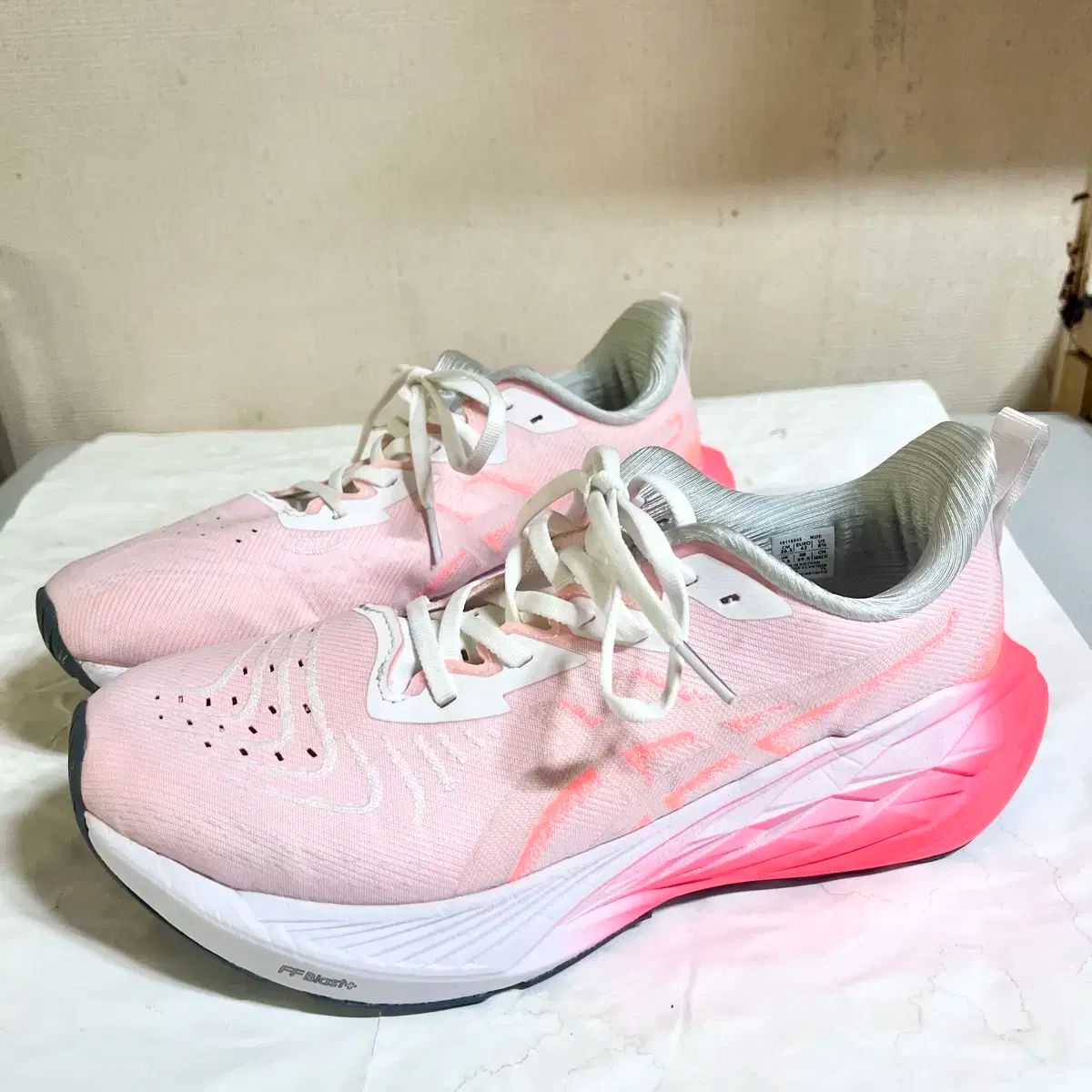 265 Asics アシックス ノバブラスト 4 白 日の出 レッド マラソンスニーカー ランニングシューズ